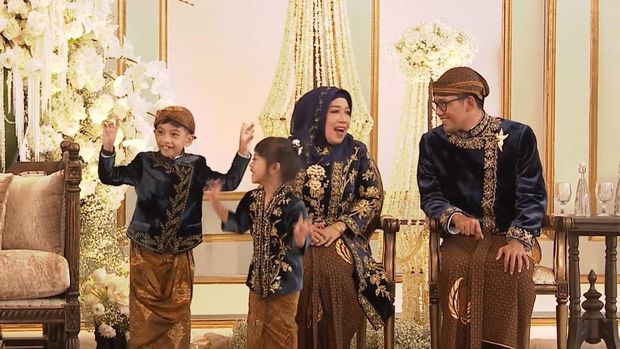 Cucu Jokowi, Jan Ethes dan Sedah Mirah turut menaiki kereta kencana dan menyapa warga. Jan Ethes dan Sedah Mirah juga ikut berjoget setibanya di Puro Mangkunegaran