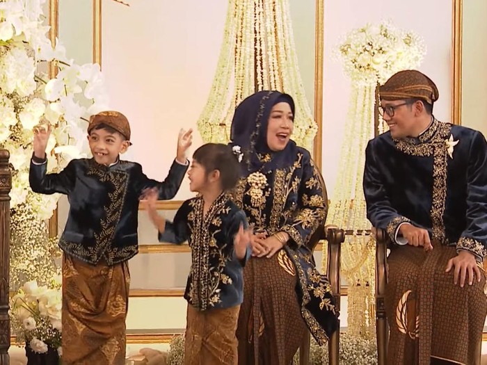 Cucu Jokowi, Jan Ethes dan Sedah Mirah turut menaiki kereta kencana dan menyapa warga. Jan Ethes dan Sedah Mirah juga ikut berjoget setibanya di Puro Mangkunegaran
