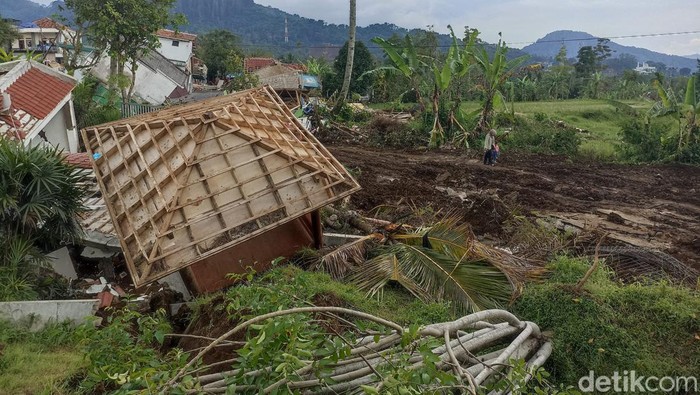Dampak tanah retak di jalur sesar cugenang cianjur
