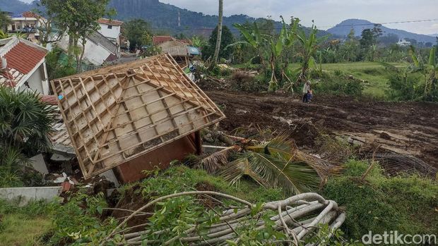 Dampak tanah retak di jalur sesar cugenang cianjur
