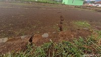 Tembok dan tanah di jalur Sesar Cugenang terbelah (Foto: Ikbal Selamet/detikJabar)