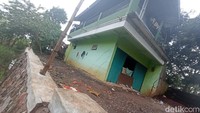 Penampakan rumah ambles tertelan tanah yang terbelah akibat retakan Sesar Cugenang di Desa Sarampad Kecamatan Cugenang (Foto: Ikbal Selamet/detikJabar)