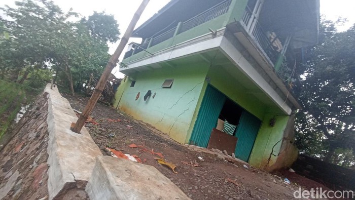 Dampak tanah retak di jalur sesar cugenang cianjur