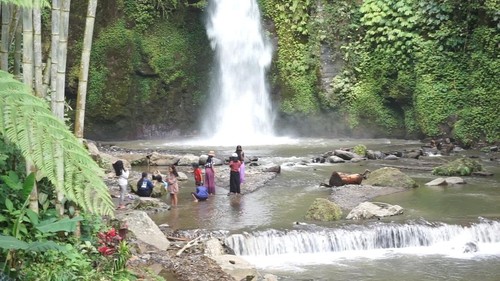 Debur air Sungai Tukad Yeh Kilap jatuh dari lembah membentuk garis Air Terjun Goa Gong.