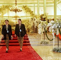 Hampir semua sudut Instagramable. Karpet merah mengantarkan para tamu menuju pelaminan.  (Foto: Pradita Utama/detikcom)