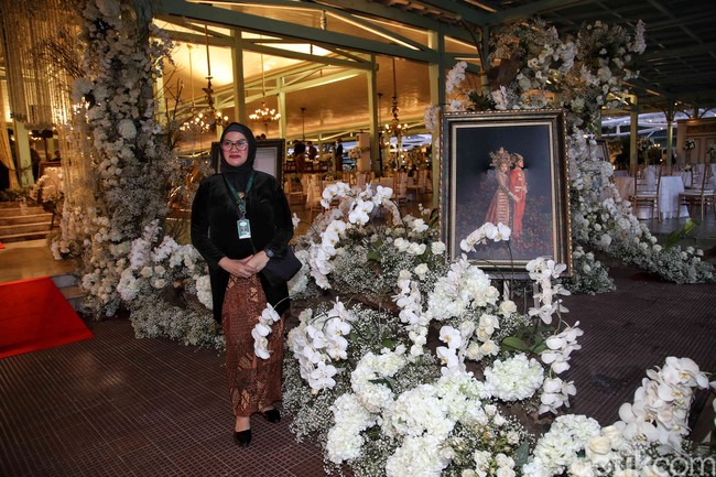 Bukan tanpa alasan bunga serba putih mendominasi dekorasi pernikahan Kaesang dan Erina. Ada sentuhan yang sangat personal mengingat Erina sangat menyukai bunga serba putih. (Foto: Pradita Utama/detikcom)