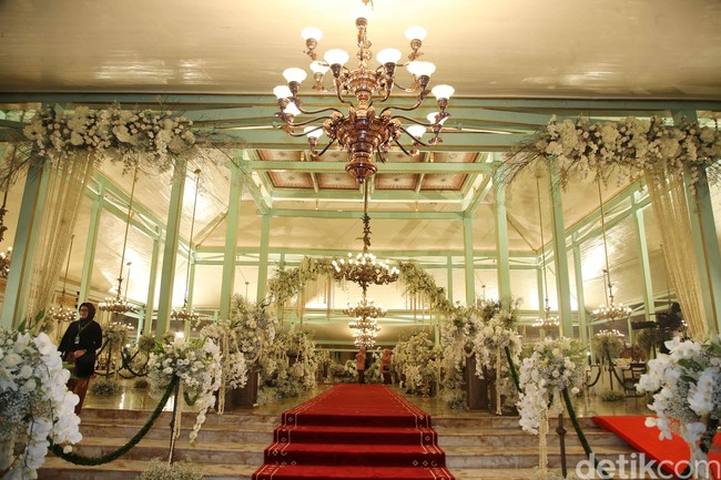 Acara tasyakuran terbagi menjadi dua sesi, siang dan malam. Tamu yang hadir pada malam hari dapat merasakan suasana yang berbeda berkat tata pencahayaan yang semakin mengangkat keindahan dekorasi. (Foto: Pradita Utama/detikcom)