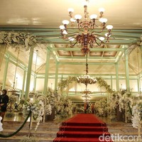 Acara tasyakuran terbagi menjadi dua sesi, siang dan malam. Tamu yang hadir pada malam hari dapat merasakan suasana yang berbeda berkat tata pencahayaan yang semakin mengangkat keindahan dekorasi. (Foto: Pradita Utama/detikcom)