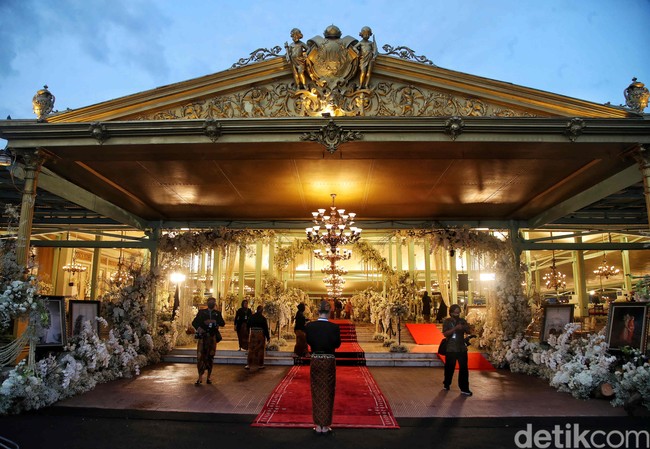 Pendopo Ageng di kompleks Pura Mangkunegaran, Solo, Jawa Tengah, menjadi tempat pilihan Kaesang Pangarep dan Erina Gudono untuk melangsungkan tasyakuran pernikahan mereka pada Minggu (11/12/2022). Dekorasi yang menawan penuh bunga segar melengkapi momen bahagia tersebut. (Foto: Pradita Utama/detikcom)