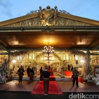 Pendopo Ageng di kompleks Pura Mangkunegaran, Solo, Jawa Tengah, menjadi tempat pilihan Kaesang Pangarep dan Erina Gudono untuk melangsungkan tasyakuran pernikahan mereka pada Minggu (11/12/2022). Dekorasi yang menawan penuh bunga segar melengkapi momen bahagia tersebut. (Foto: Pradita Utama/detikcom)