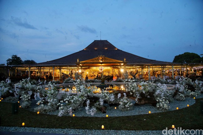 Bunga serba putih sampai menghiasi hingga keluar halaman. Air mancur pun ikut bersolek. (Foto: Pradita Utama/detikcom)