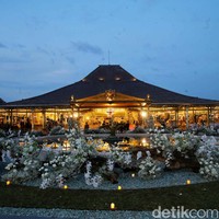 Bunga serba putih sampai menghiasi hingga keluar halaman. Air mancur pun ikut bersolek. (Foto: Pradita Utama/detikcom)