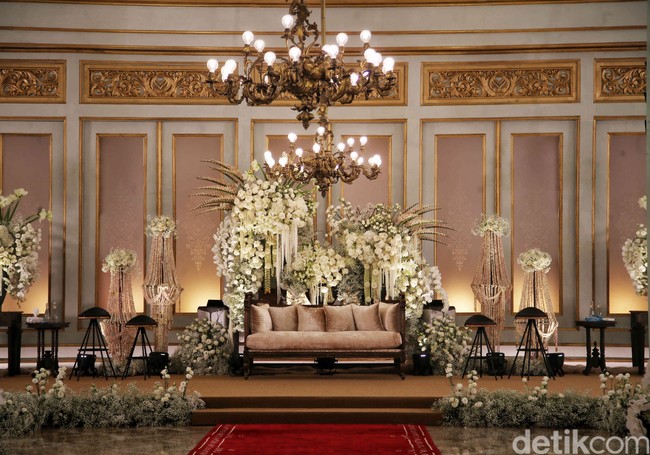 Inilah penampilan pelaminan Kaesang dan Erina. Menariknya, orangtua dan wali duduk di bangku yang lebih tinggi sehingga tak perlu bersalaman sambil berdiri. Sebuah solusi yang tepat untuk meminimalkan rasa letih mengingat 3.000 tamu yang hadir. (Foto: Pradita Utama/detikcom)