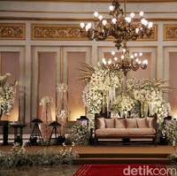 Inilah penampilan pelaminan Kaesang dan Erina. Menariknya, orangtua dan wali duduk di bangku yang lebih tinggi sehingga tak perlu bersalaman sambil berdiri. Sebuah solusi yang tepat untuk meminimalkan rasa letih mengingat 3.000 tamu yang hadir. (Foto: Pradita Utama/detikcom)