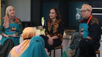 Senior External & Digital Communication Manager PT Unilever Indonesia, Tbk. Adisty Nilasari bersama Chef Ragil Imam Wibowo dalam acara diskusi ditengah kegiatan demo masak virtual.
