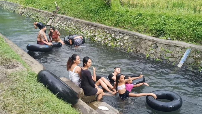 Di dekat objek wisata Jatiluwih, persisnya di perbatasan antara Desa Jatiluwih dan Senganan, Penebel, Tabanan, Bali, terdapat tempat rekreasi air yang murah.