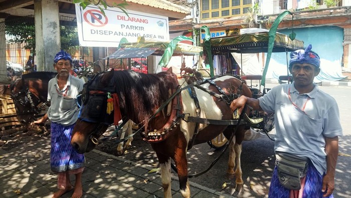 Dokar tamasya di kawasan Pasar Badung, Jalan Sulawesi No 1 Denpasar, Bali, Minggu (11/12/2022).