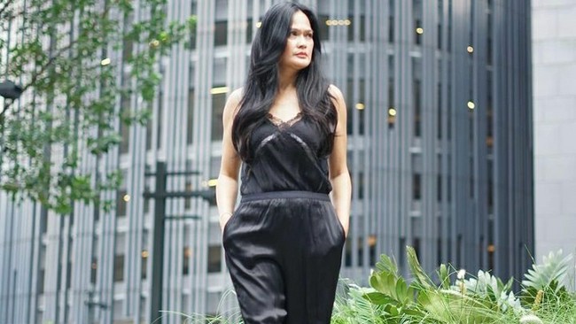 Bukan hanya anak, Donna Harun bahkan kini sudah memiliki beberapa cucu. Namun penampilannya masih terlihat begitu awet muda. Gayanya pun tak kalah dari para ABG walau sudah berusia 54 tahun. Foto: (Foto: Instagram @donnaharunofficial)