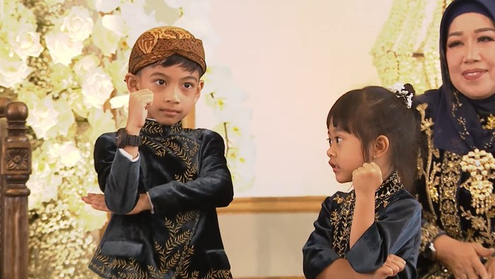 Dua cucu Presiden Jokowi, Jan Ethes dan Sedah Mirah di Puro Mangkunegaran Solo, Minggu (11/12/2022).