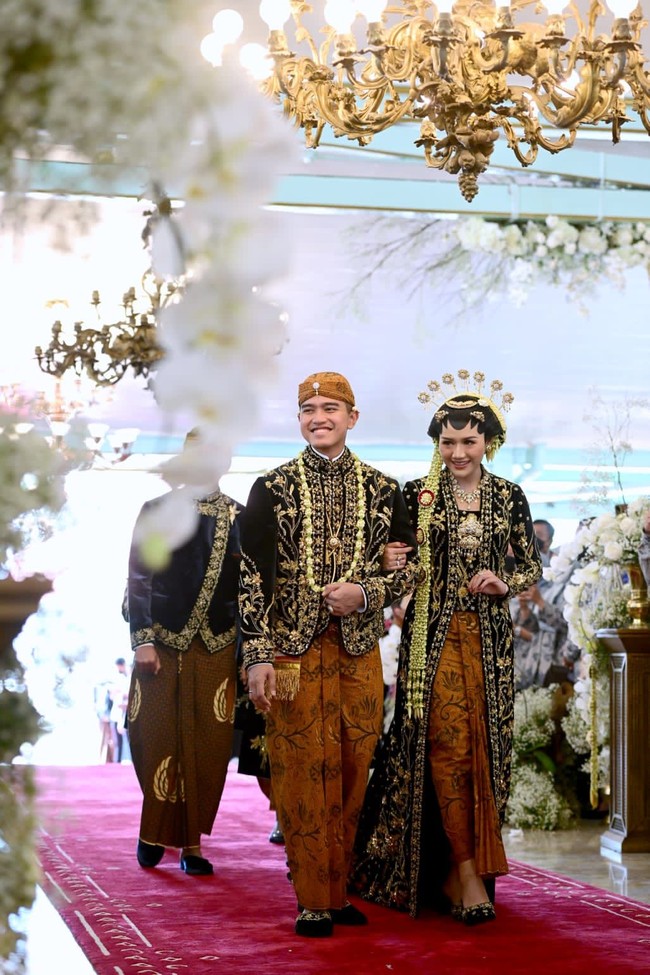 Kaesang nampak tertawa saat menuju pelaminan bersama sang istri Erina.