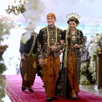 Kaesang nampak tertawa saat menuju pelaminan bersama sang istri Erina.