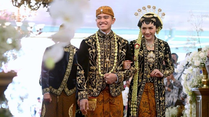 Kaesang dan Erina tiba di Pura Mangkunegaraan. Kaesang tampak tertawa saat menuju ke pelaminan bersama sang istri.
