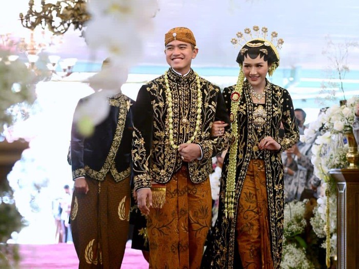 Kaesang dan Erina tiba di Pura Mangkunegaraan. Kaesang tampak tertawa saat menuju ke pelaminan bersama sang istri.