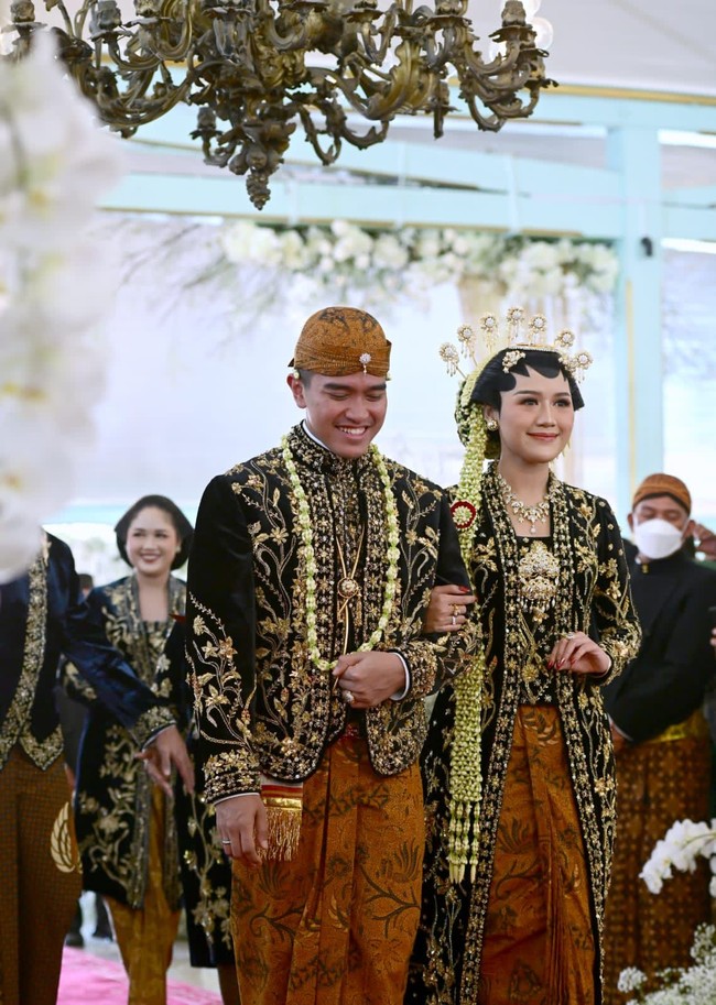 Erina tampil cantik dengan kebaya pengantin Solo Putri berwarna hitam dengan corak emas.