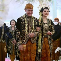 Erina tampil cantik dengan kebaya pengantin Solo Putri berwarna hitam dengan corak emas.