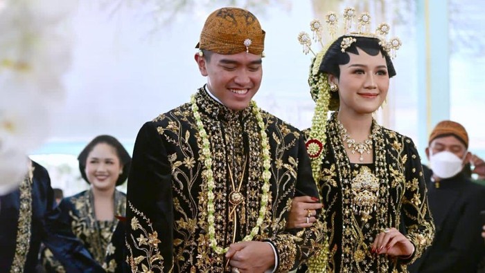 Kaesang dan Erina tiba di Pura Mangkunegaraan. Kaesang tampak tertawa saat menuju ke pelaminan bersama sang istri.