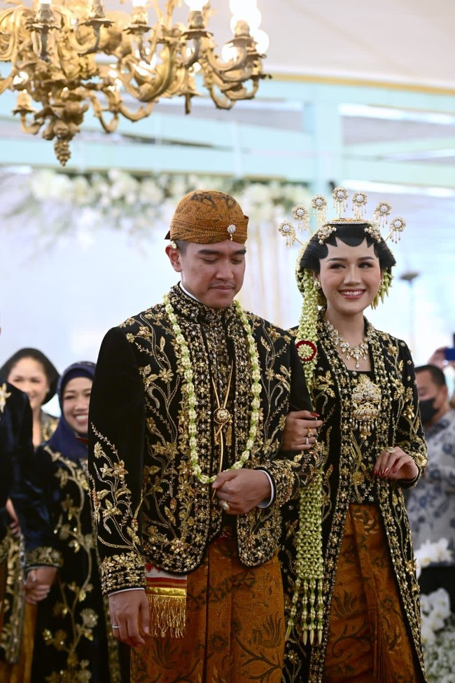 Pasangan pengantin baru ini berjalan menuju ke pelaminan.