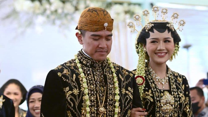 Kaesang dan Erina tiba di Pura Mangkunegaraan. Kaesang tampak tertawa saat menuju ke pelaminan bersama sang istri.