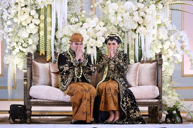 Bahkan, saat momen sakral pun ia tetap memperlihatkan tingkahnya yang dianggap anak selengean itu.