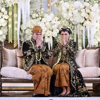 Bahkan, saat momen sakral pun ia tetap memperlihatkan tingkahnya yang dianggap anak selengean itu.