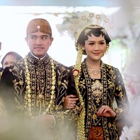 Putra bungsu Presiden Joko Widodo, Kaesang Pangarep bersama Erina Gudono tiba di Pura Mangkunegaraan, Solo, Jawa Tengah, Minggu (11/12/2022).