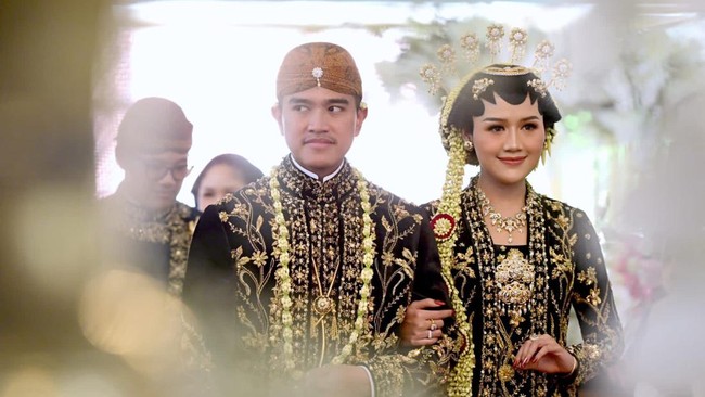 Putra bungsu Presiden Joko Widodo, Kaesang Pangarep bersama Erina Gudono tiba di Pura Mangkunegaraan, Solo, Jawa Tengah, Minggu (11/12/2022).