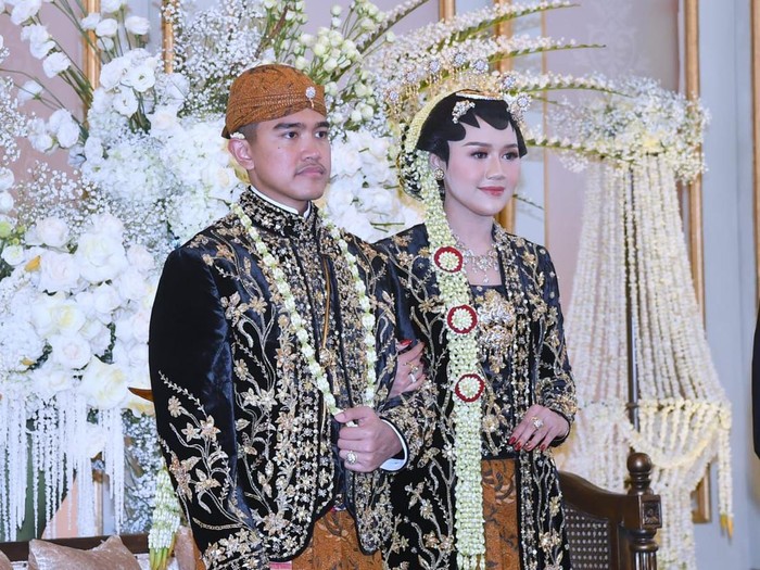 Erina Gudono berbusana Solo Putri, Minggu (11/12/2022).