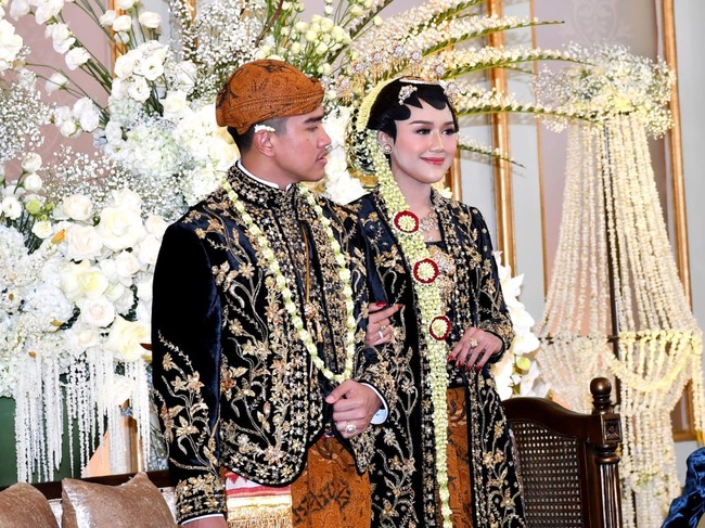 Erina pun tampil semakin ayu dengan paes khas pengantin Solo Putri yakni bentuk Gajahan yang terletak di tengah-tengah dahi, kemudian bentuk Pengapit yang mengapit gajahan, bentuk Penitis yang terletak diatas ujung alis, dan bentuk Godheg yang terletak didepan telinga.Foto: Rachman/Tim Media Kaesang-Erina