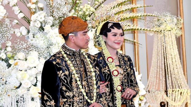 Erina Gudono berbusana Solo Putri, Minggu (11/12/2022).