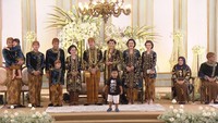 Panembahan Al Nahyan Nasution menjadi satu-satunya cucu Presiden Jokowi yang enggan memakai basekap di acara pernikahan Kaesang Pangarep dan Erina Gudono. (Tangkapan layar YouTube Presiden Jokowi)