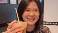  Pergi hangout bersama teman-temannya, Felicia Tissue memesan segelas es kopi susu. Dirinya begitu bahagia saat hangout di kafe untuk sekadar menikmati es kopi susu yang dingin dan manis. Foto: Instagram/feliciatissue