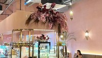 Kafe yang cantik disambanginya untuk bersantai dan berfoto. Kafe dengan nuansa bunga-bunga dan didominasi warna pink menjadi salah satu tempat favorit yang sering dikunjunginya. Foto: Instagram/feliciatissue
