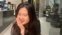 Felicia Tissue sesekali juga menyesuaikan pakaiannya dengan tema di kafe yang dikunjungi. Ia mengenakan pakaian hingga tas hitam saat datang ke kafe yang menerapkan konsep gothic serba hitam. Foto: Instagram/feliciatissue