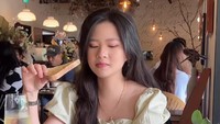 Makan fine dining bersama sahabatnya, Felicia Tissue memilih dress berwarna hijau yang anggun. Roti sebagai hidangan pembuka dinikmatinya sebelum menyantap hidangan utama yang sudah tersaji di mejanya. Foto: Instagram/feliciatissue