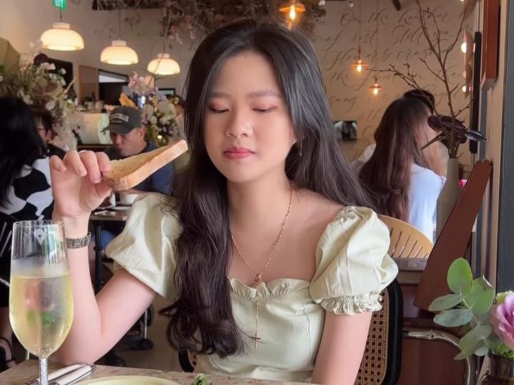 10 Gaya Anggun Felicia Tissue Saat Makan Cantik dan Hangout di Restoran