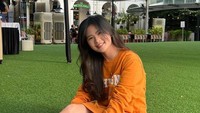 Selain kafe dan restoran indoor, menyambangi tempat hangout outdoor juga menjadi caranya menikmati hangatnya sinar matahari. Kali ini gayanya lebih santai dan ditemani segelas jus buah segar untuk mendinginkan tubuh. Foto: Instagram/feliciatissue