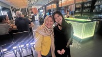Senang belajar dari banyak tokoh terkenal, Felicia Tissue pernah menghabiskan waktu bersama seorang politikus. Lounge dipilih keduanya untuk sekadar berbincang hangat sambil menikmati makan malam yang lezat bersama. Foto: Instagram/feliciatissue
