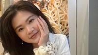 Felicia Tissue sering bergaya santai untuk makan malam di restoran. Mengenakan luaran berwarna putih dengan rambut digerai Felicia Tissue terlihat menikmati waktu makan malamnya. Foto: Instagram/feliciatissue