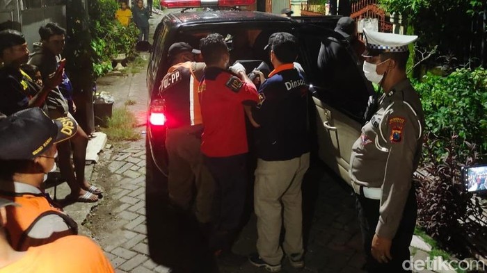 gantung diri di surabaya