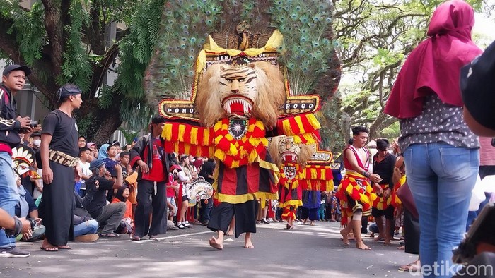 Gelar Agung Jaranan Malang Raya Gelar Agung Jaranan Malang Raya digelar. Beragam tarian tradisional tersaji di sekitar Alun-alun Tugu Kota Malang.